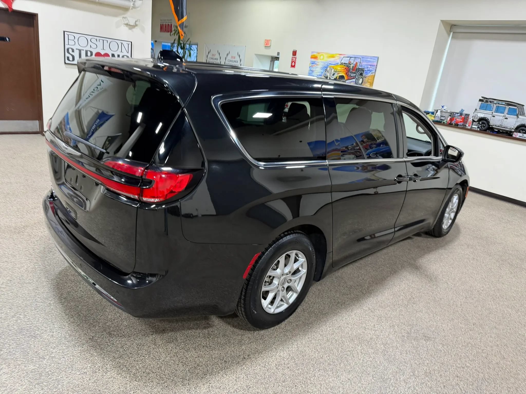 Used 2023 Chrysler Pacifica Touring-L FWD image 15