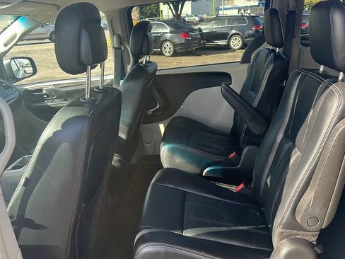 Used 2016 Chrysler Town & Country Touring image 9