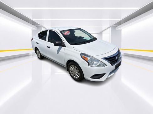 Used 2015 Nissan Versa S FWD image 2