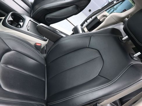 Used 2024 Chrysler Pacifica Touring-L image 9