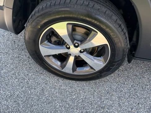 Used 2019 Jeep Cherokee Limited AWD/4WD image 10