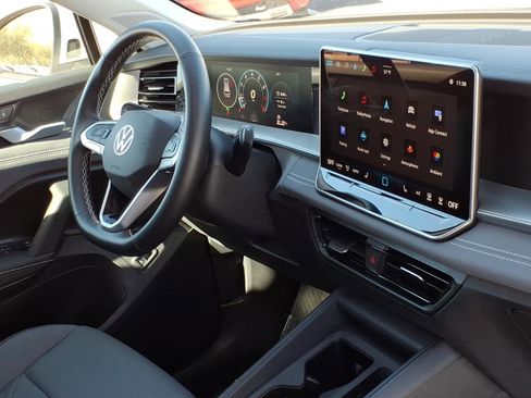 Certified 2025 Volkswagen Tiguan SE image 12