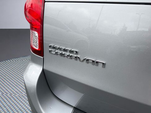 Used 2018 Dodge Grand Caravan SE FWD image 6