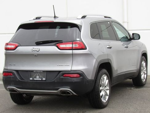 Used 2017 Jeep Cherokee Limited w/ Luxury Group AWD/4WD image 6