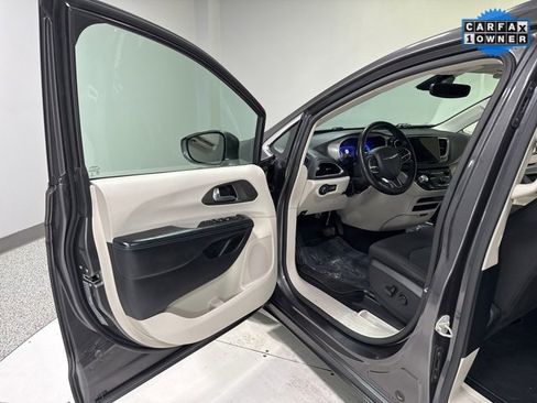 Used 2021 Chrysler Pacifica Touring w/ Cold Weather Group image 10