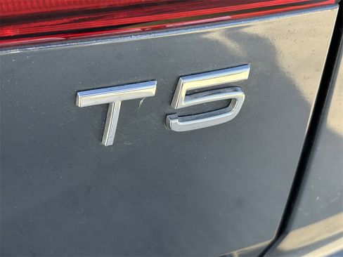 Used 2021 Volvo XC60 T5 Momentum w/ Protection Package Premier image 14