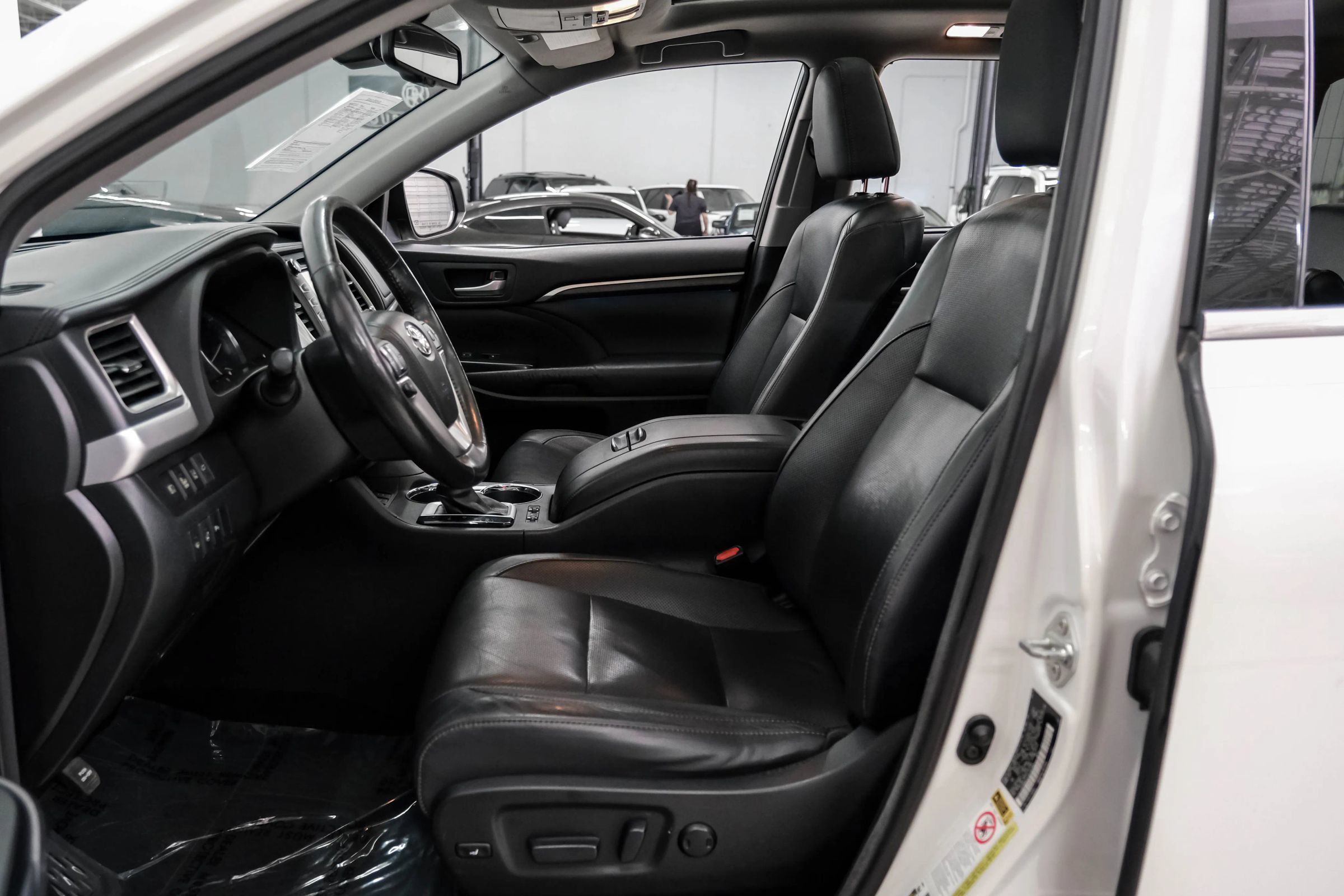 Used 2014 Toyota Highlander Limited Platinum AWD/4WD image 3