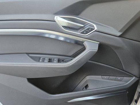 Used 2020 Audi e-tron Premium Plus image 31