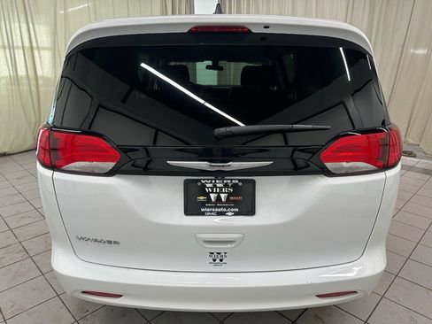 Used 2022 Chrysler Voyager LX image 6