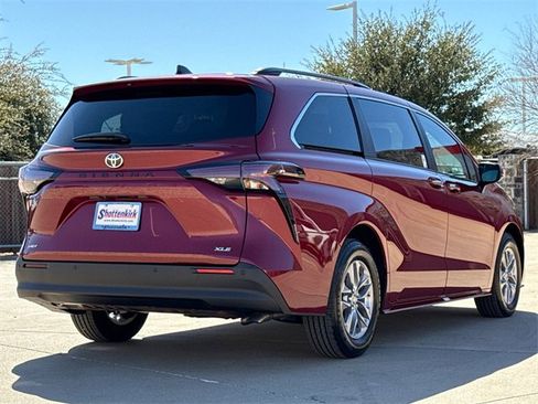 New 2026 Toyota Sienna XLE image 8