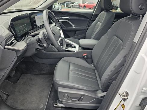 Used 2025 Audi Q5 Premium w/ Convenience Package image 2