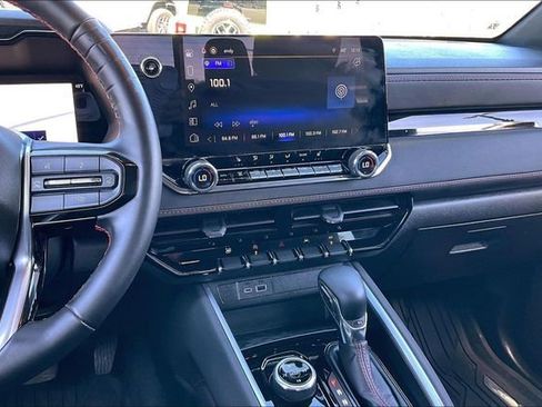 Used 2024 Chevrolet Colorado Z71 w/ Z71 Convenience Package 2 image 9