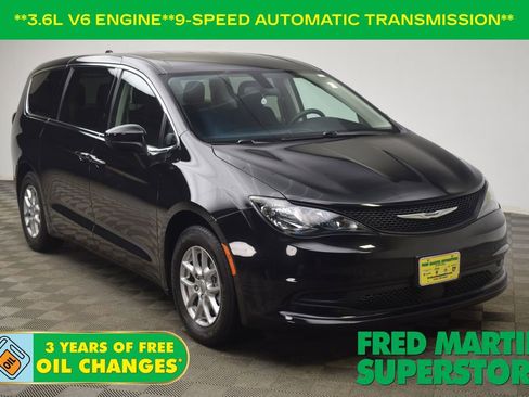 Used 2022 Chrysler Voyager LX image 1