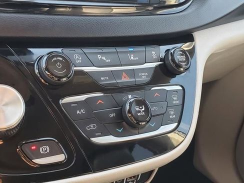 Used 2022 Chrysler Pacifica Touring-L image 27