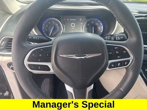 Used 2023 Chrysler Pacifica Touring-L FWD image 16