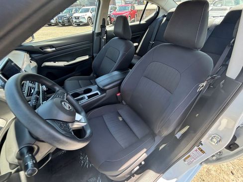 Used 2025 Nissan Altima 2.5 SV FWD image 33