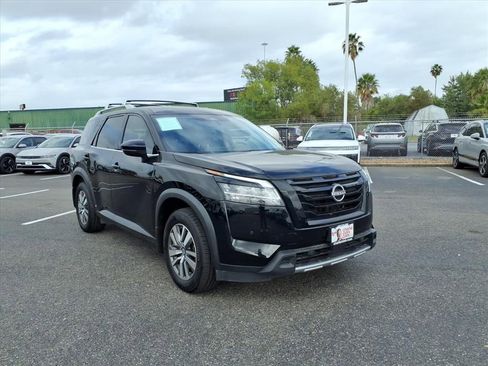 Used 2023 Nissan Pathfinder SL w/ Black Appearance Package image 7