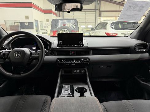 Used 2025 Honda Pilot Sport image 21