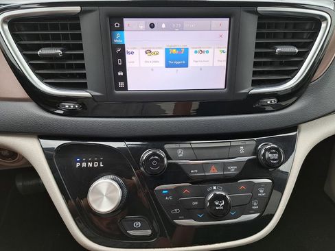 Used 2023 Chrysler Voyager LX image 11