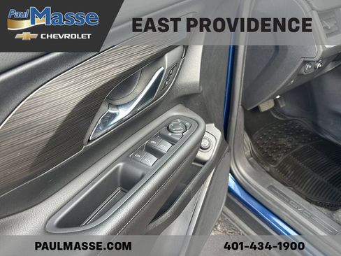 Used 2023 GMC Terrain SLE w/ Driver Convenience Package image 9