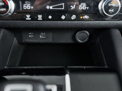 Used 2023 Mitsubishi Outlander SE image 42