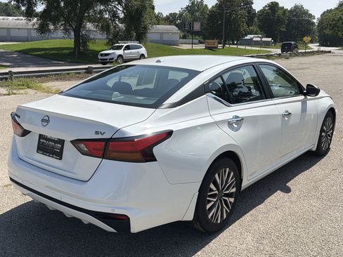 Used 2024 Nissan Altima 2.5 SV FWD image 3