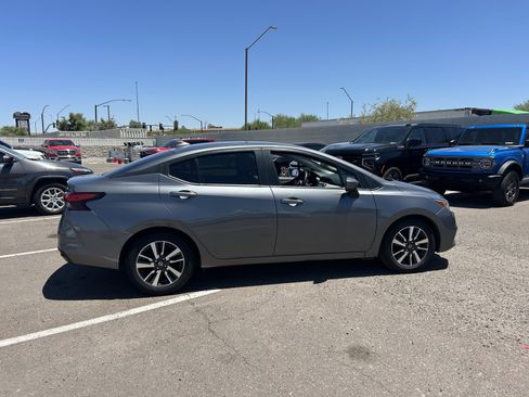 Used 2020 Nissan Versa SV FWD image 5