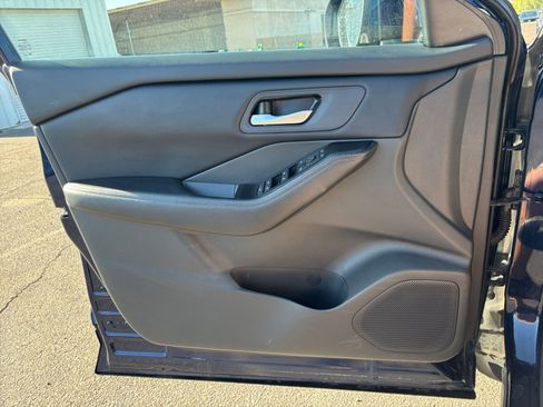 Used 2025 Nissan Rogue SV FWD image 18