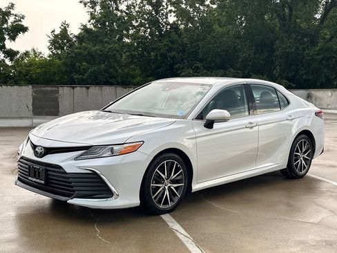 Used 2022 Toyota Camry XLE FWD image 2
