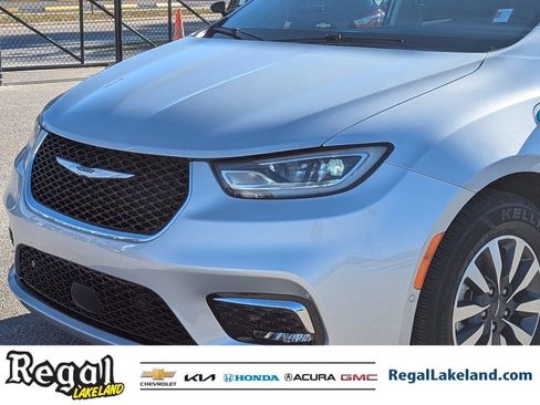 Used 2022 Chrysler Pacifica Limited image 6