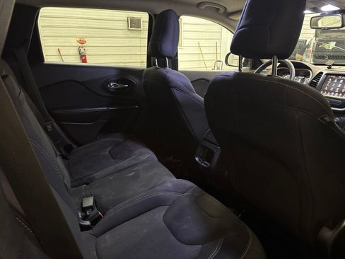 Used 2015 Jeep Cherokee Latitude AWD/4WD image 29