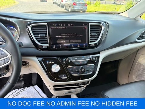 Used 2023 Chrysler Pacifica Touring-L FWD image 18