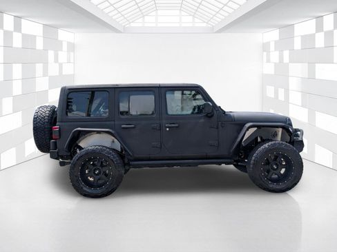 Used 2018 Jeep Wrangler Unlimited Sahara AWD/4WD image 8