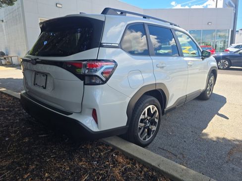 Used 2025 Subaru Forester Premium AWD/4WD image 5