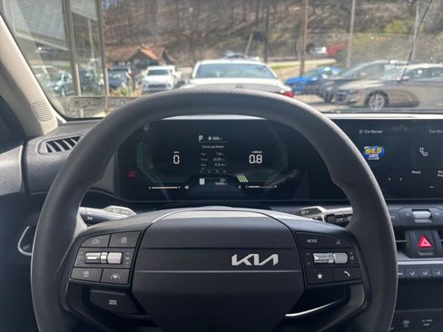 Used 2025 Kia K4 LXS image 28