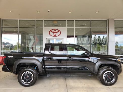 Certified 2025 Toyota Tacoma TRD Off-Road AWD/4WD image 3