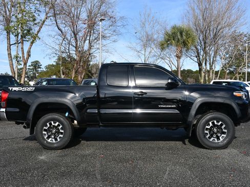 Used 2017 Toyota Tacoma TRD Off-Road image 5