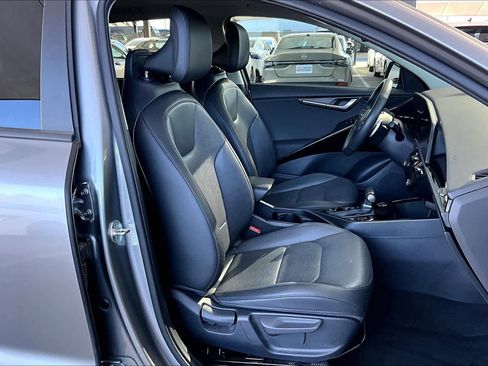 Used 2023 Kia Niro SX image 9