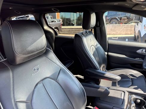Used 2025 Chrysler Pacifica Limited FWD image 10
