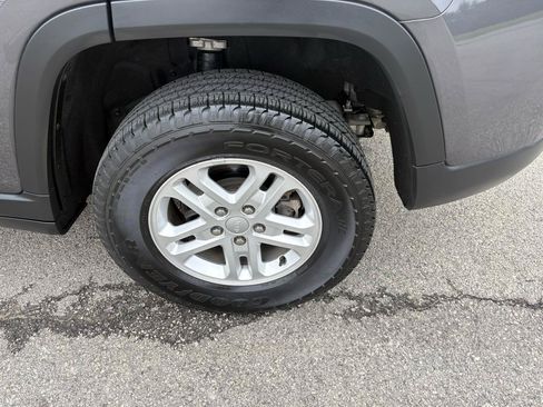Used 2023 Jeep Grand Cherokee Laredo AWD/4WD image 60