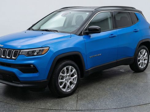 Used 2025 Jeep Compass Limited image 3