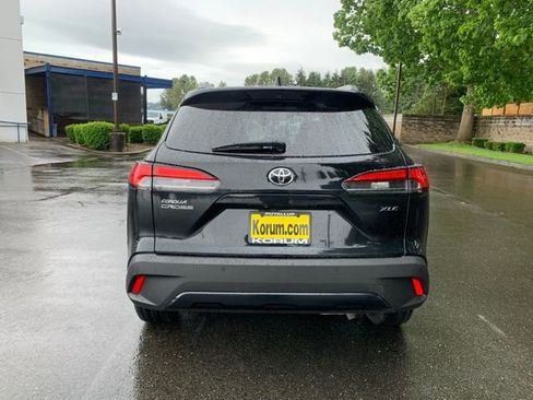 Used 2024 Toyota Corolla Cross XLE FWD image 4