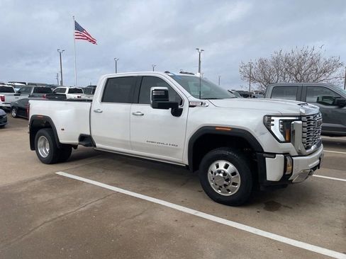 Used 2025 GMC Sierra 3500 Denali w/ Denali Reserve Package image 2