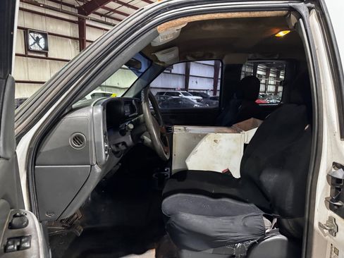 Used 2004 GMC Sierra 3500 W/T image 13