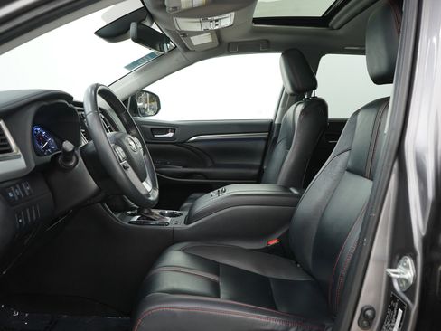 Used 2019 Toyota Highlander SE image 27