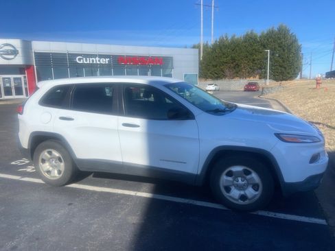 Used 2015 Jeep Cherokee Sport image 4