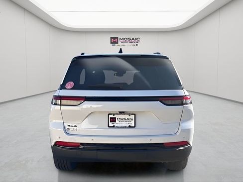 Used 2024 Jeep Grand Cherokee Altitude image 4