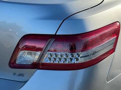 Used 2011 Toyota Camry LE image 18