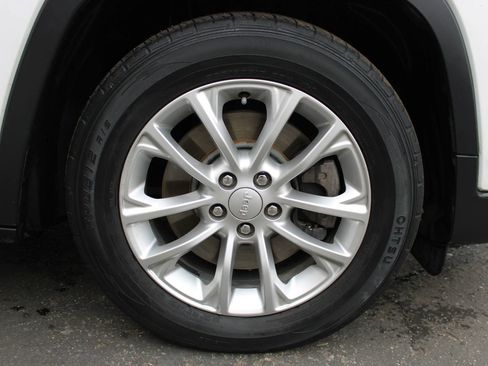 Used 2019 Jeep Cherokee Latitude w/ Popular Appearance Group image 3