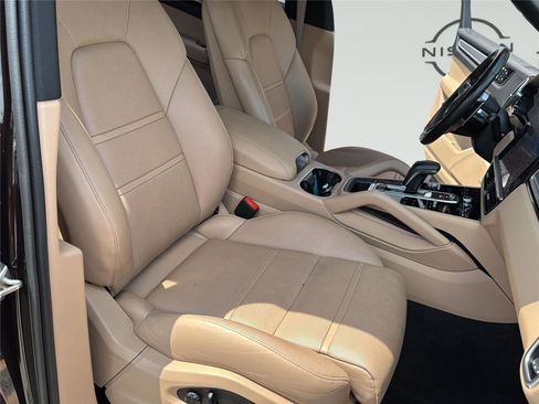 Used 2022 Porsche Cayenne Platinum Edition AWD/4WD image 33